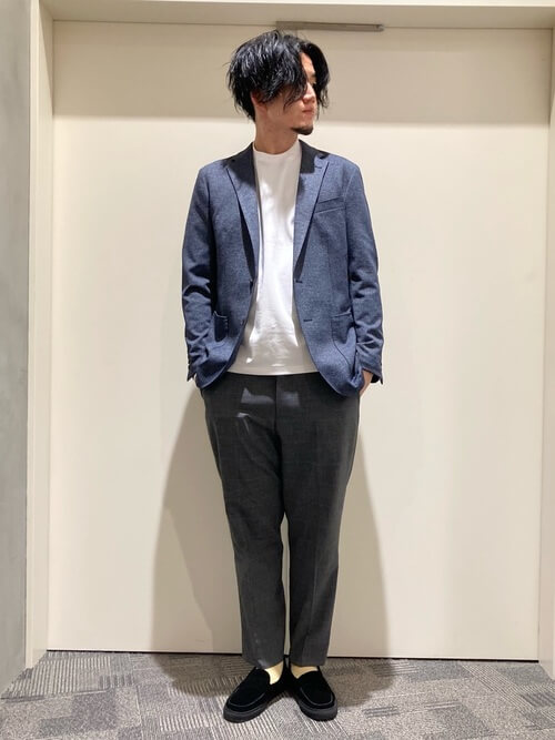 白Tシャツ×スラックス×スリッポン