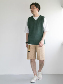 Vネックニット×白T×ショートパンツ×スニーカー