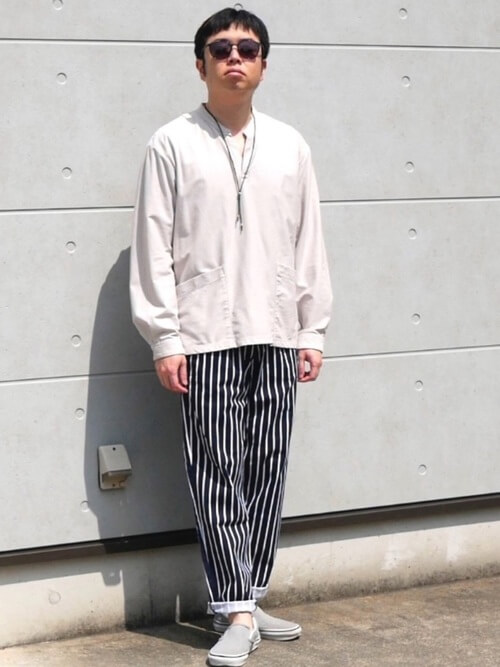 ベージュのロンT×ストライプパンツ×グレーのスリッポン