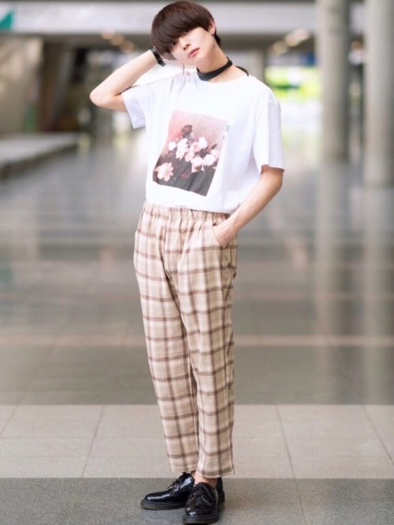 花柄Tシャツ×チェックパンツ×ドレスシューズ