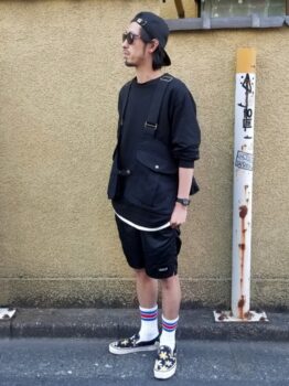 花柄スリッポン×黒のロンT×ベスト×ショートパンツ×キャップ