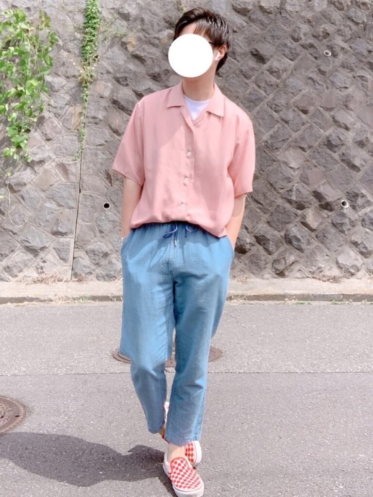 赤のスリッポン×ピンクのオープンカラーシャツ×白T×デニムイージーパンツ