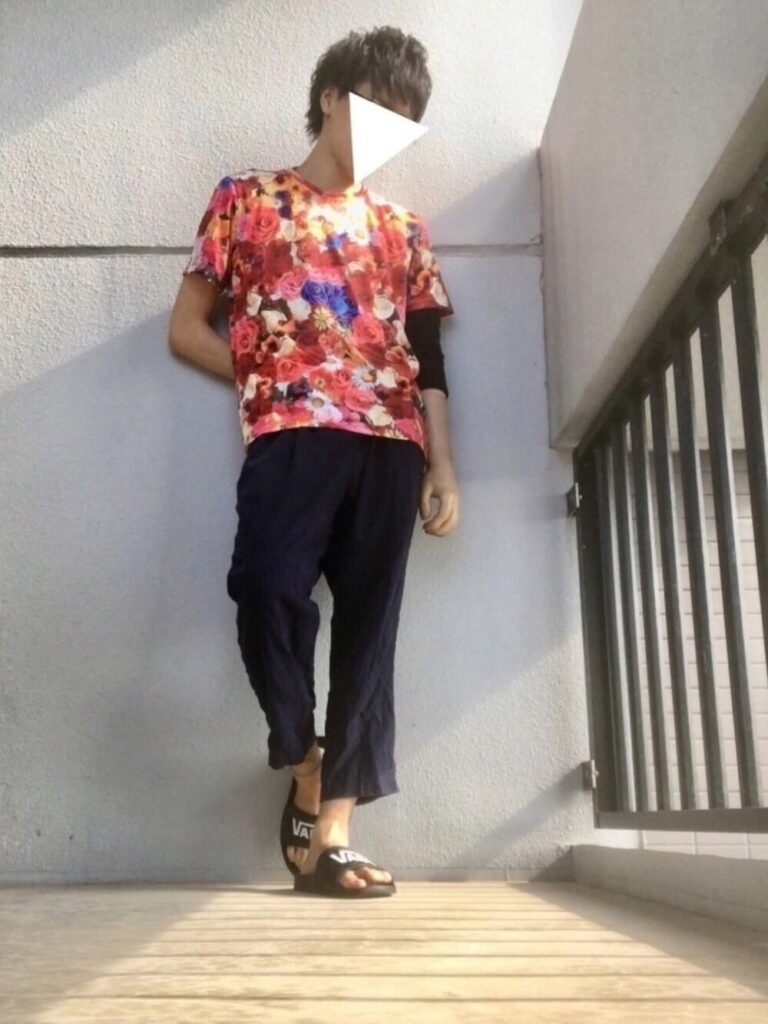 花柄Tシャツ×ネイビーのクロップドパンツ×サンダル