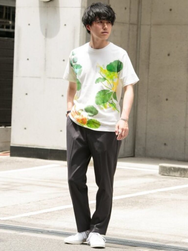 花柄Tシャツ×スラックス×スニーカー