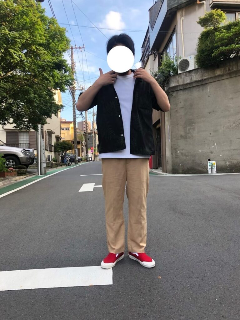 赤のスリッポン×アロハシャツ×白T×リネンテーパードパンツ