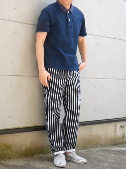 ブルーのポロシャツ×ストライプのパンツ×グレーのスリッポン