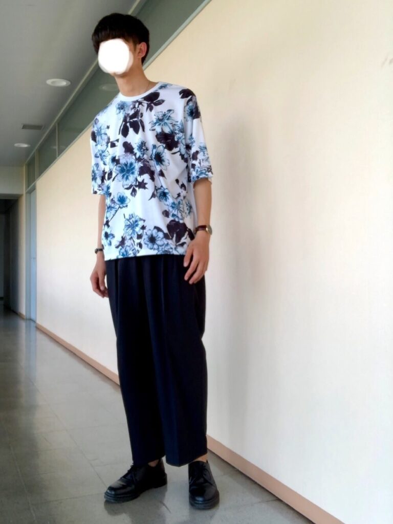 花柄Tシャツ×黒のワイドパンツ×ドレスシューズ