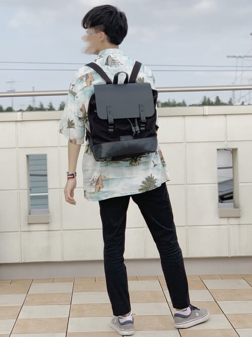 柄シャツ×黒のパンツ×リュック×グレーのスリッポン