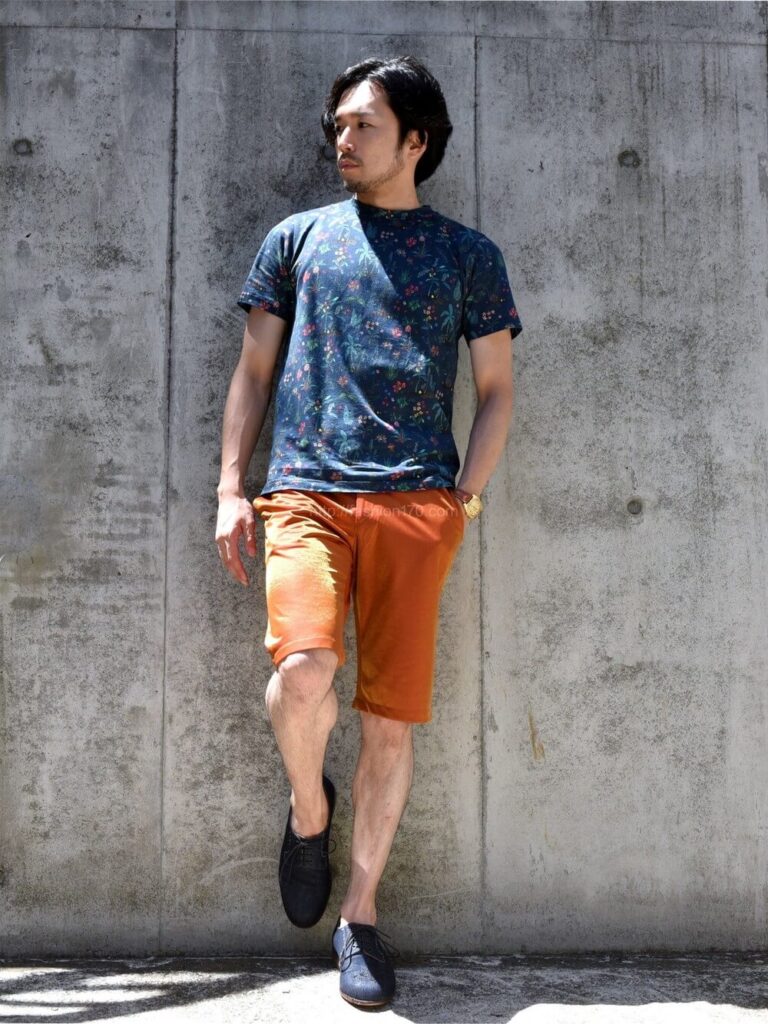 花柄Tシャツ×ショートパンツ×デニムシューズ