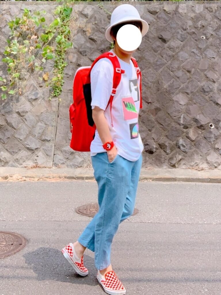赤のスリッポン×白T×デニムパンツ×バケットハット