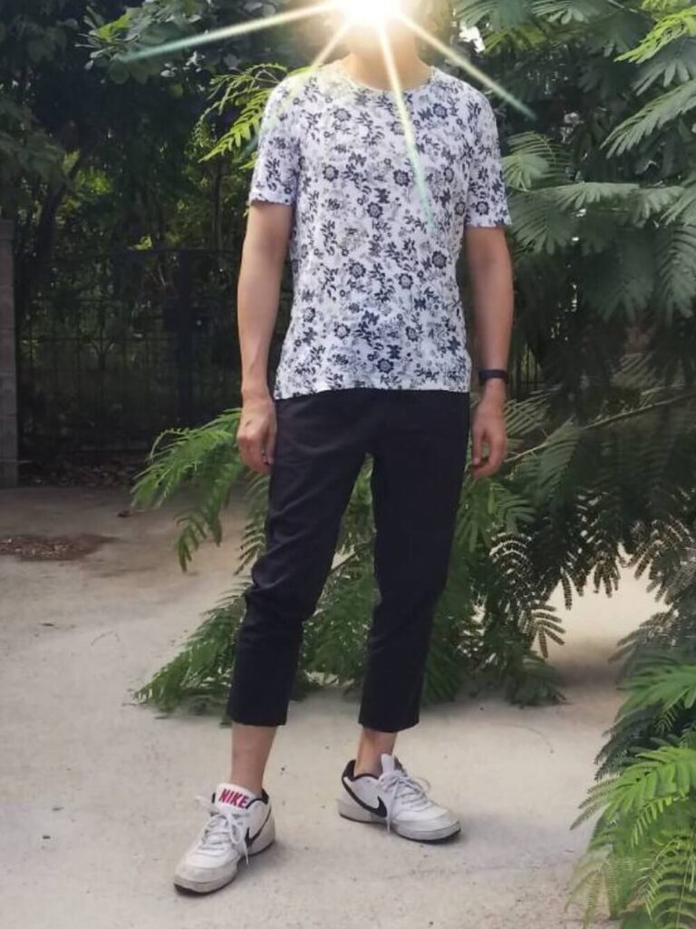 花柄Tシャツ×黒のクロップドパンツ×スニーカー