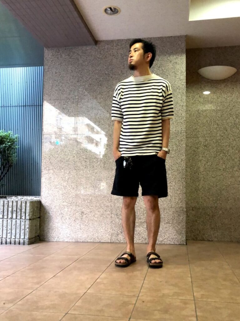 ボーダー柄サマーニット×黒のショートパンツ×サンダル