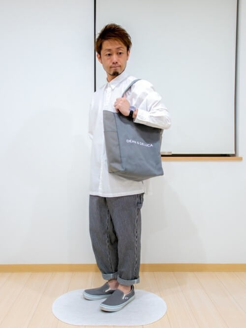 白のシャツ×デニムパンツ×トートバッグ×グレーのスリッポン