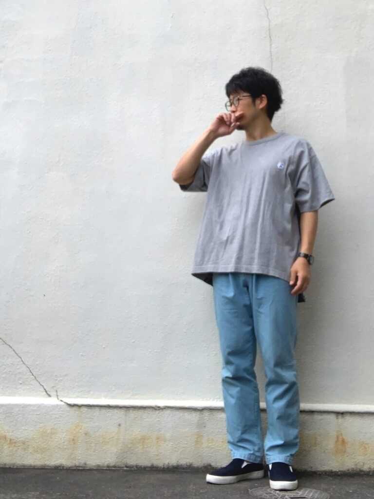 ネイビーのスリッポン×グレーT×デニムパンツ