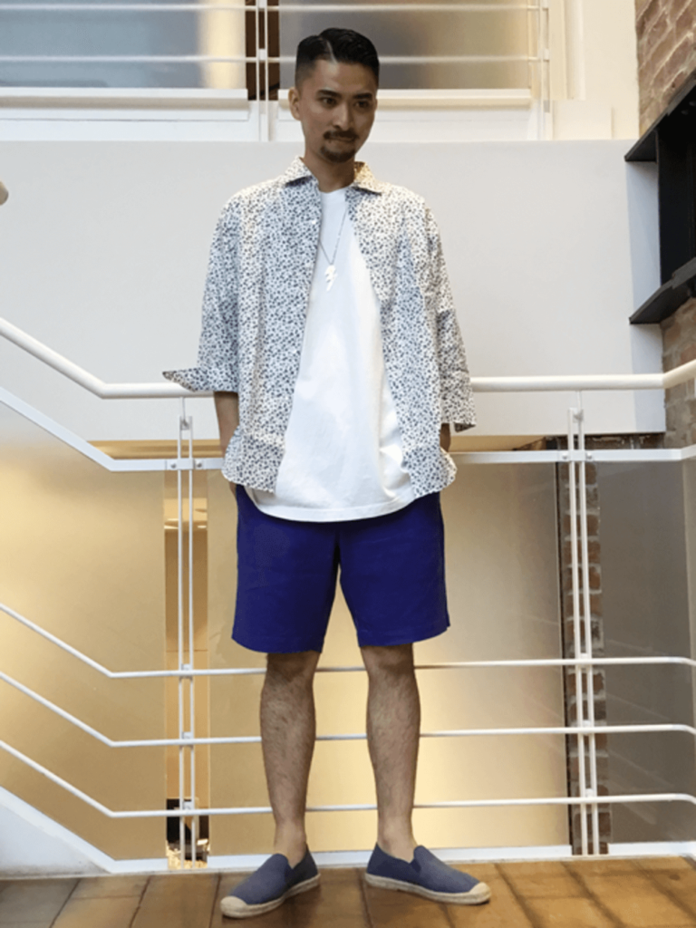 ネイビーのスリッポン×花柄シャツ×白T×ショートパンツ