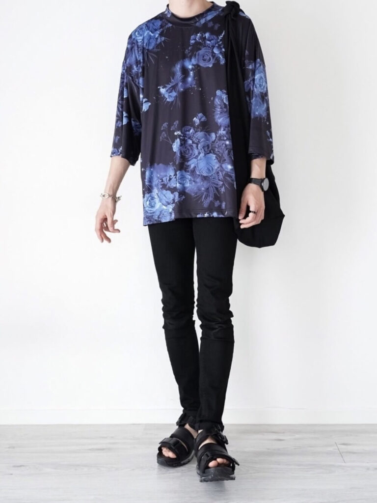 花柄Tシャツ×黒スキニー×サンダル