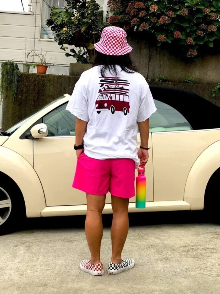 赤のスリッポン×プリントTシャツ×ピンクのショートパンツ×バケットハット