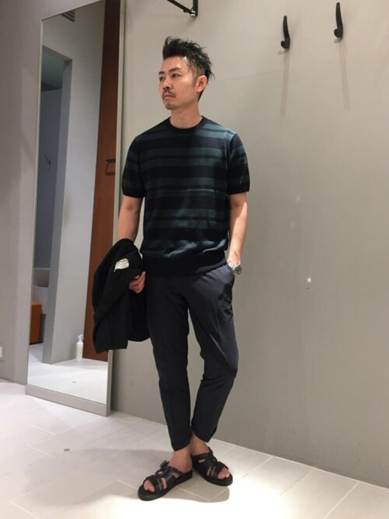 ボーダー柄サマーニット×スラックス×レザーサンダル