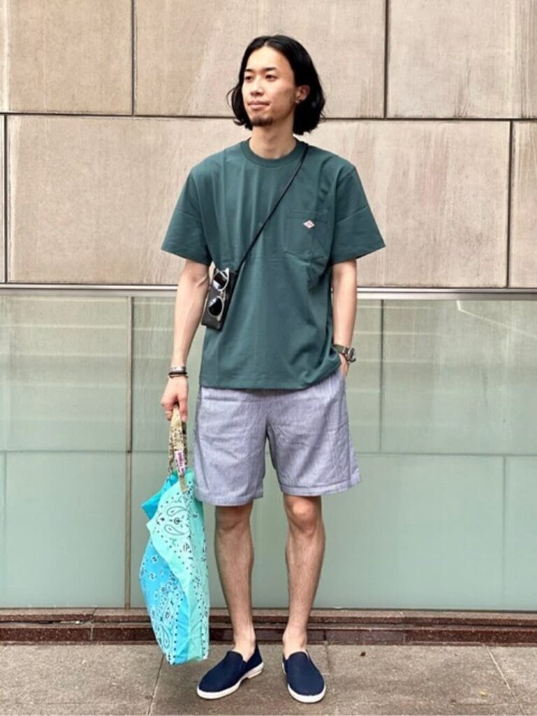 ネイビーのスリッポン×Tシャツ×ショートパンツ
