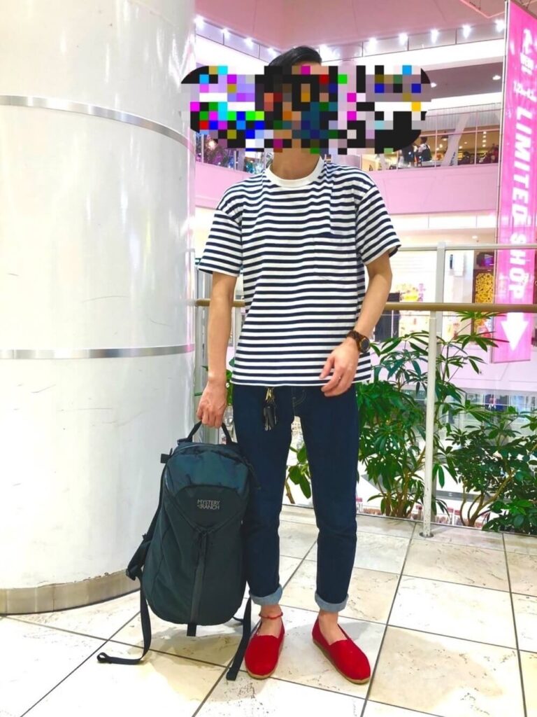 赤のスリッポン×デニムパンツ