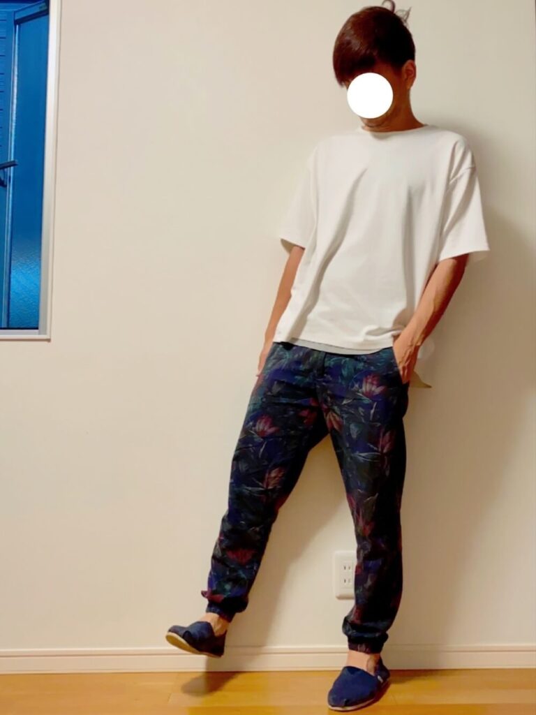 ネイビーのスリッポン×白T×ボタニカル柄イージーパンツ