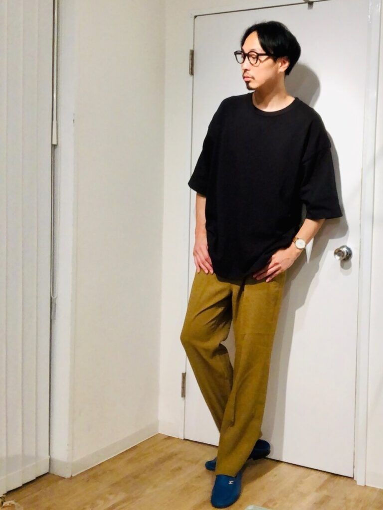 ネイビーのスリッポン×黒T×トラウザーパンツ