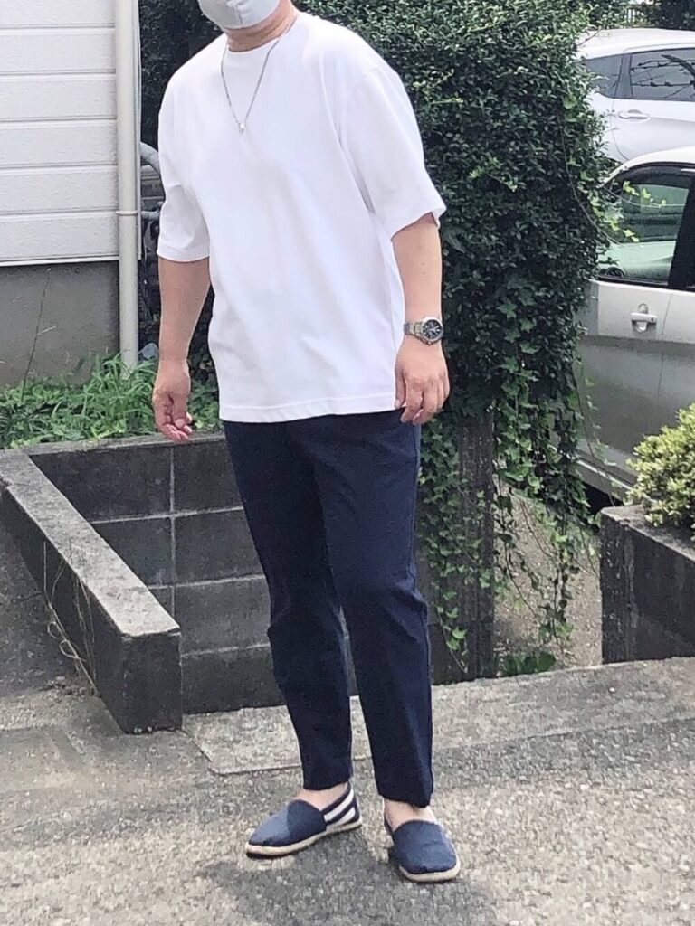 ネイビーのスリッポン×白T×スラックス