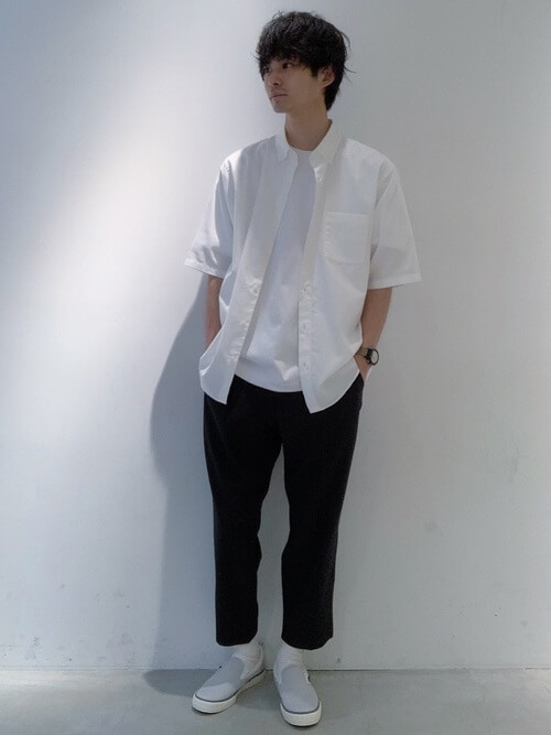 白のシャツ×白のTシャツ×黒のパンツ×グレーのスリッポン