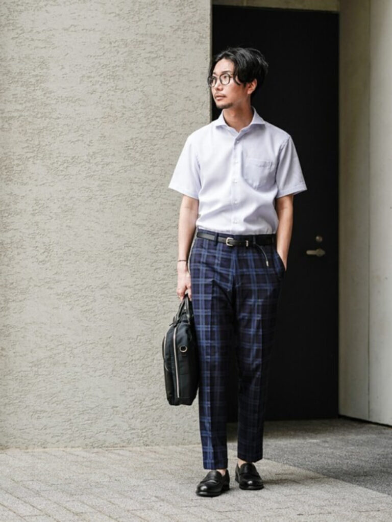 ビジネスバッグ×半袖シャツ×チェック柄スラックス×ローファー