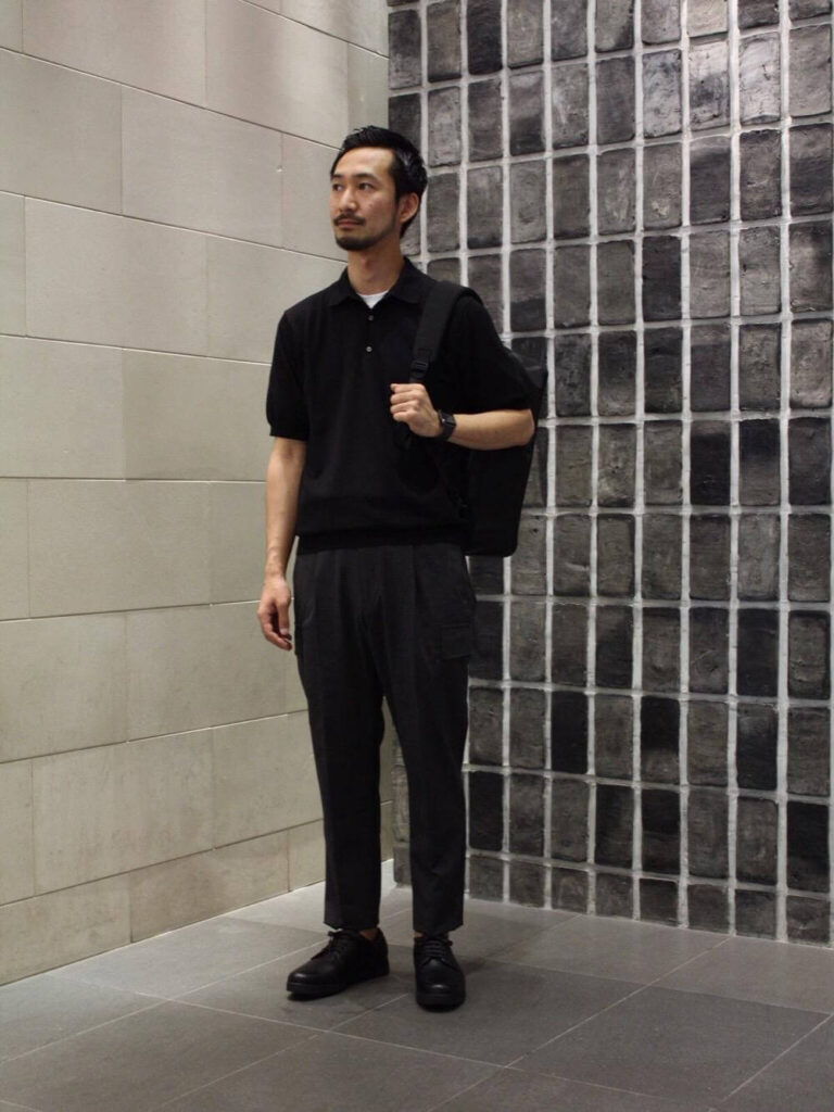 ビジネスバッグ×ニットポロ×イージーパンツ×ドレスシューズ