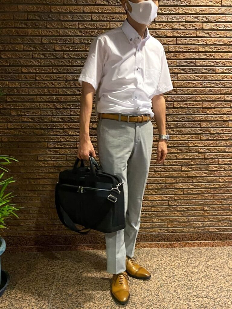 ビジネスバッグ×白の半袖シャツ×グレーのスラックス×革靴