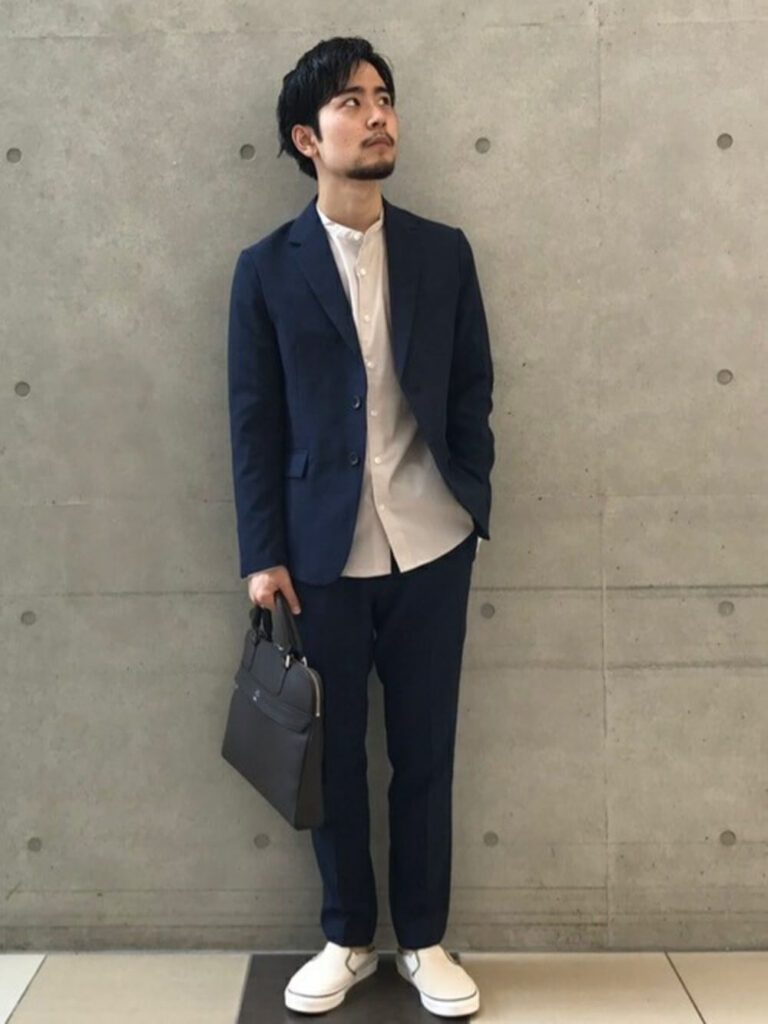 ビジネスバッグ×セットアップ×バンドカラーシャツ×スリッポン