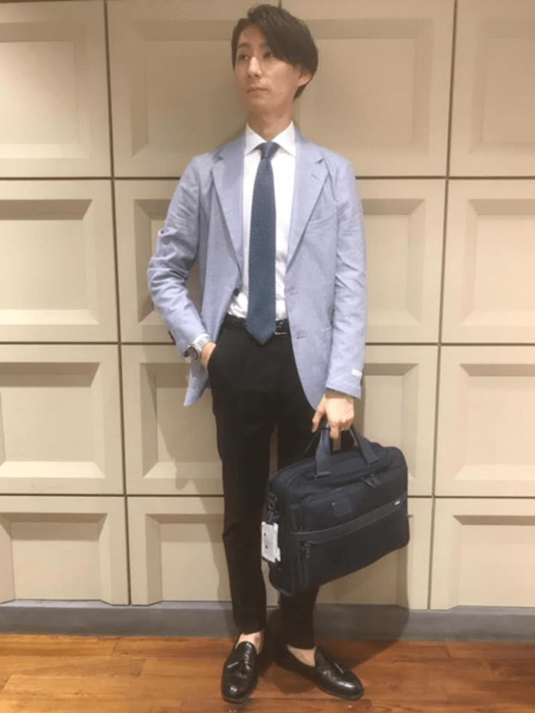 ビジネスバッグ×テーラードジャケット×白シャツ×スラックス×ローファー×ネクタイ