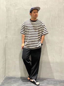 アディレッタ×ボーダーT×黒のスラックス×キャップ