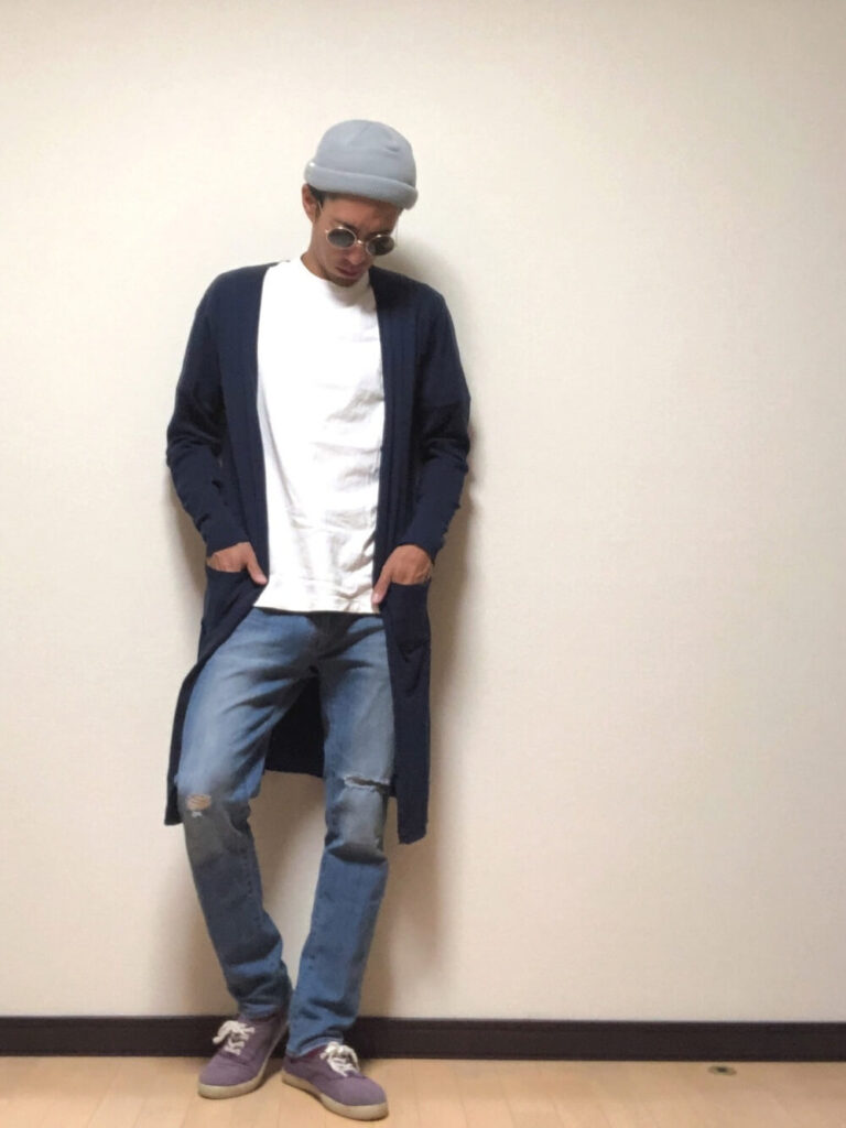 白のTシャツ×デニムパンツ×スニーカー×ロングカーディガンのメンズの秋コーデ