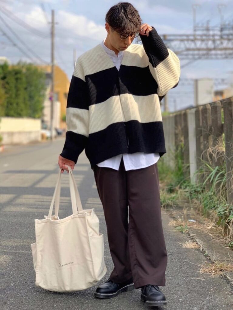 ボーダーカーディガン×白のバンドカラーシャツ×ブラウンのワイドパンツ×ドレスシューズ