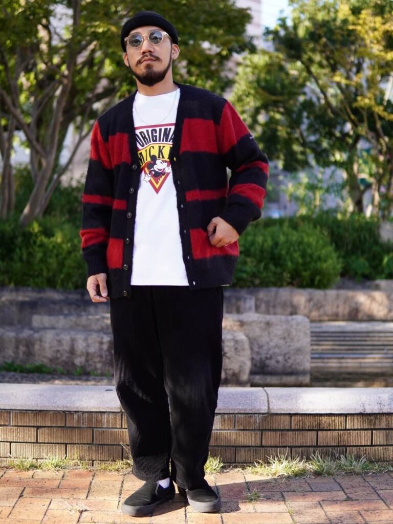 ボーダーカーディガン×白のプリントT×黒のコーデュロイパンツ×黒のスリッポン×黒のニット帽