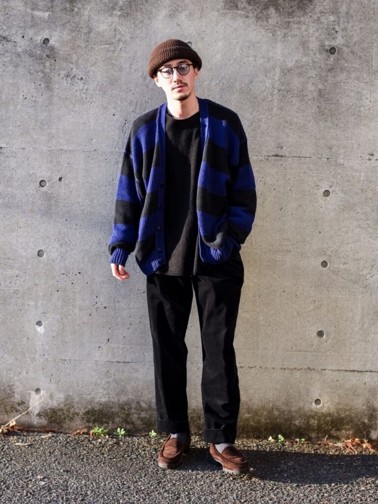 ボーダーカーディガン×黒ニット×黒のスラックス×ブラウンのローファー×ブラウンのニット帽