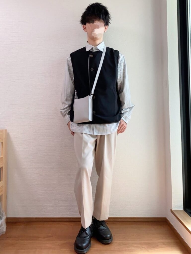 スラックス×ストライプシャツ×ニットベスト×ドレスシューズ