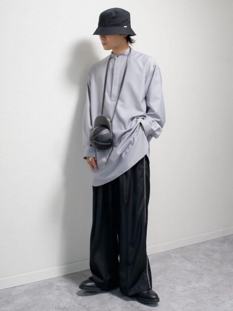 プルオーバーシャツ×ワイドラインパンツ×ドレスシューズ×バケットハット