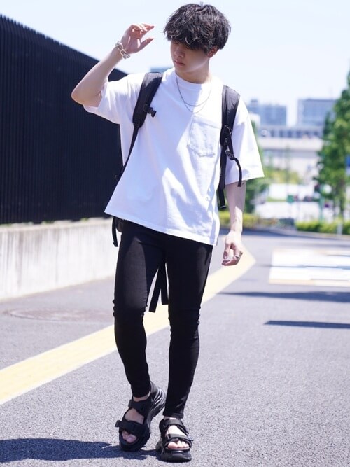 無地のTシャツ×黒のスキニーパンツ×黒のスポーツサンダル