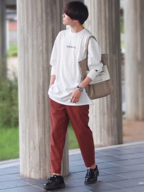 テラコッタのパンツ×白のロンT×黒のブーツ×ベージュのバッグ