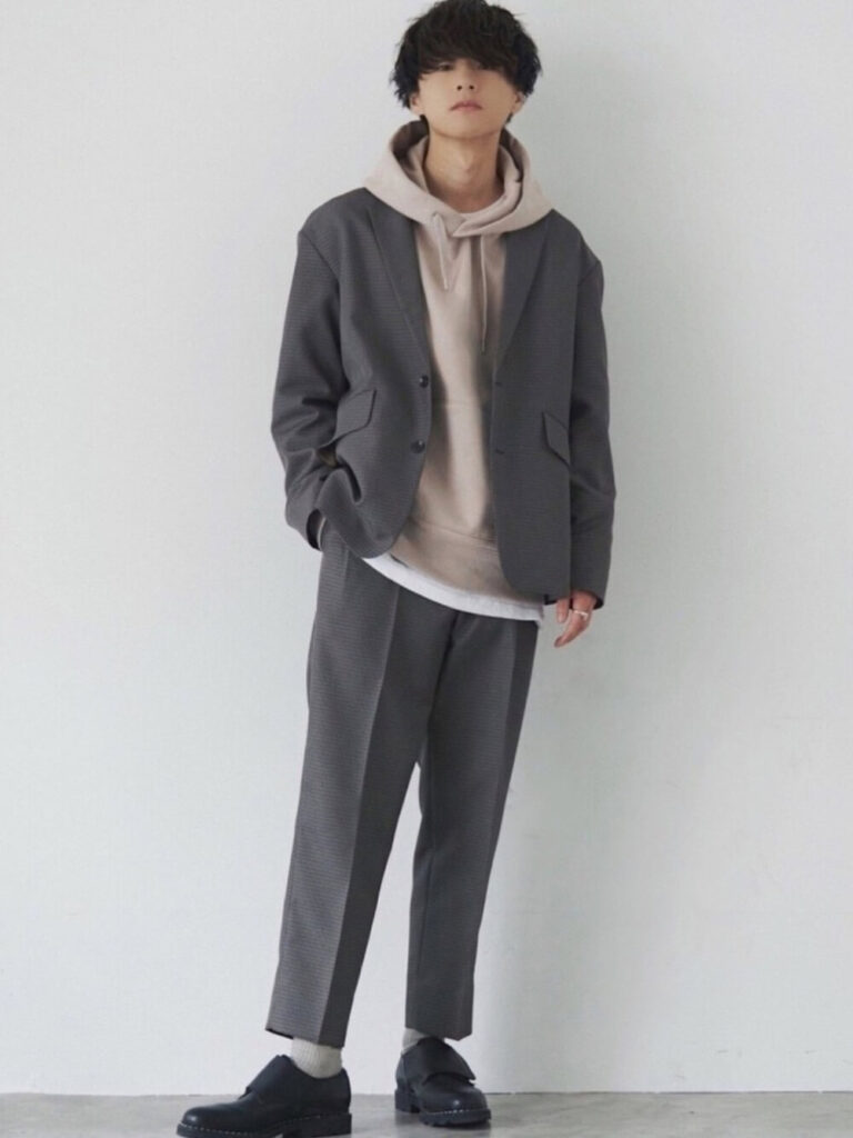 ピンクのパーカー×セットアップ×ブーツ