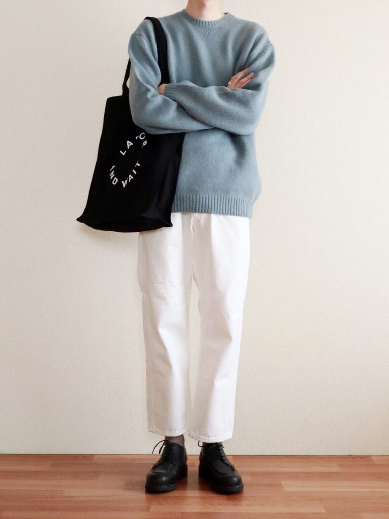 白のチノパン×革靴×青ニット・セーターの秋コーデ