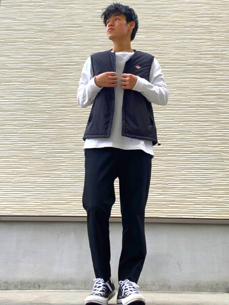 白のカットソー×黒の×スニーカー×黒ダウンベストのメンズ秋冬コーデ