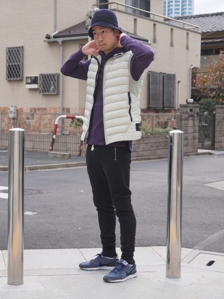 紫のパーカー×ジョガーパンツ×スニーカー×白ダウンベストの秋冬のメンズコーデ