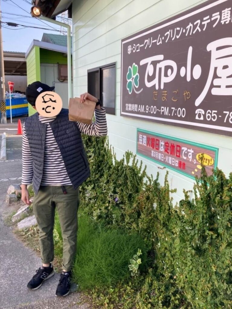 グレーのダウンベスト×ボーダーロンT×カーキのクライミングパンツ×スニーカー×キャップ