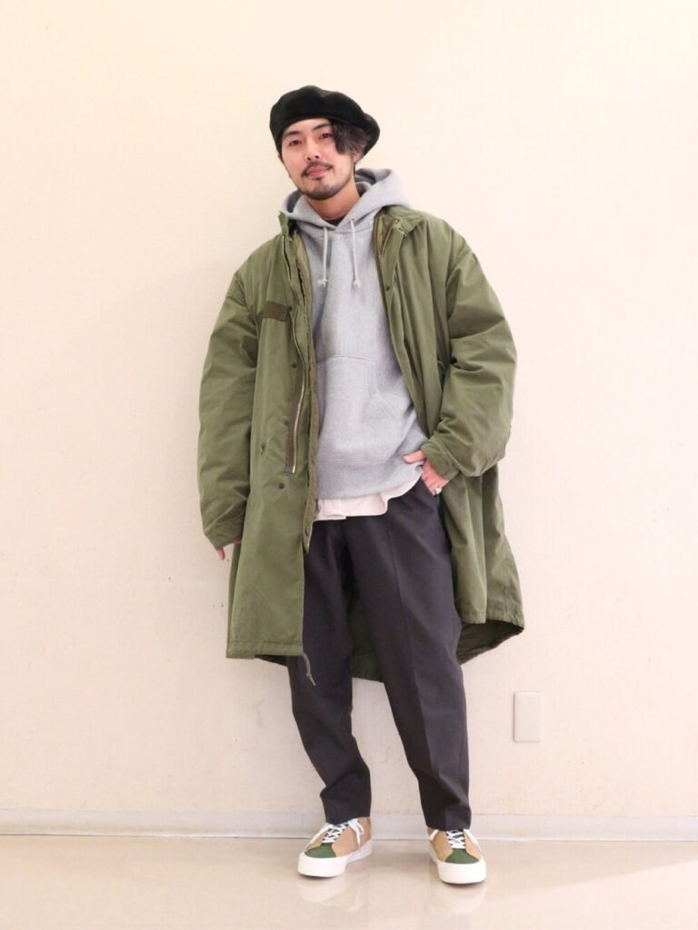 レザースニーカー×モッズコート×パーカー×ワイドテーパードパンツ×ベレー帽