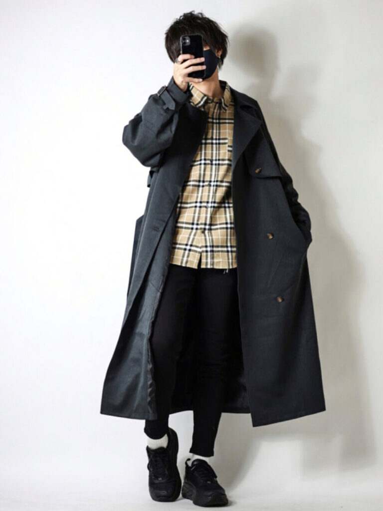 黒のトレンチコート×チェックシャツ×黒スキニー×黒スニーカー