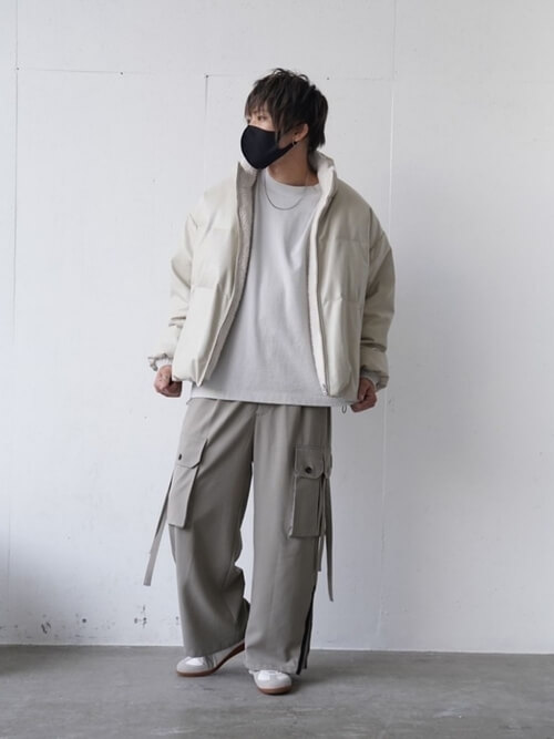 ベージュのダウンジャケット×グレーのカットソー×グレーのスラックス